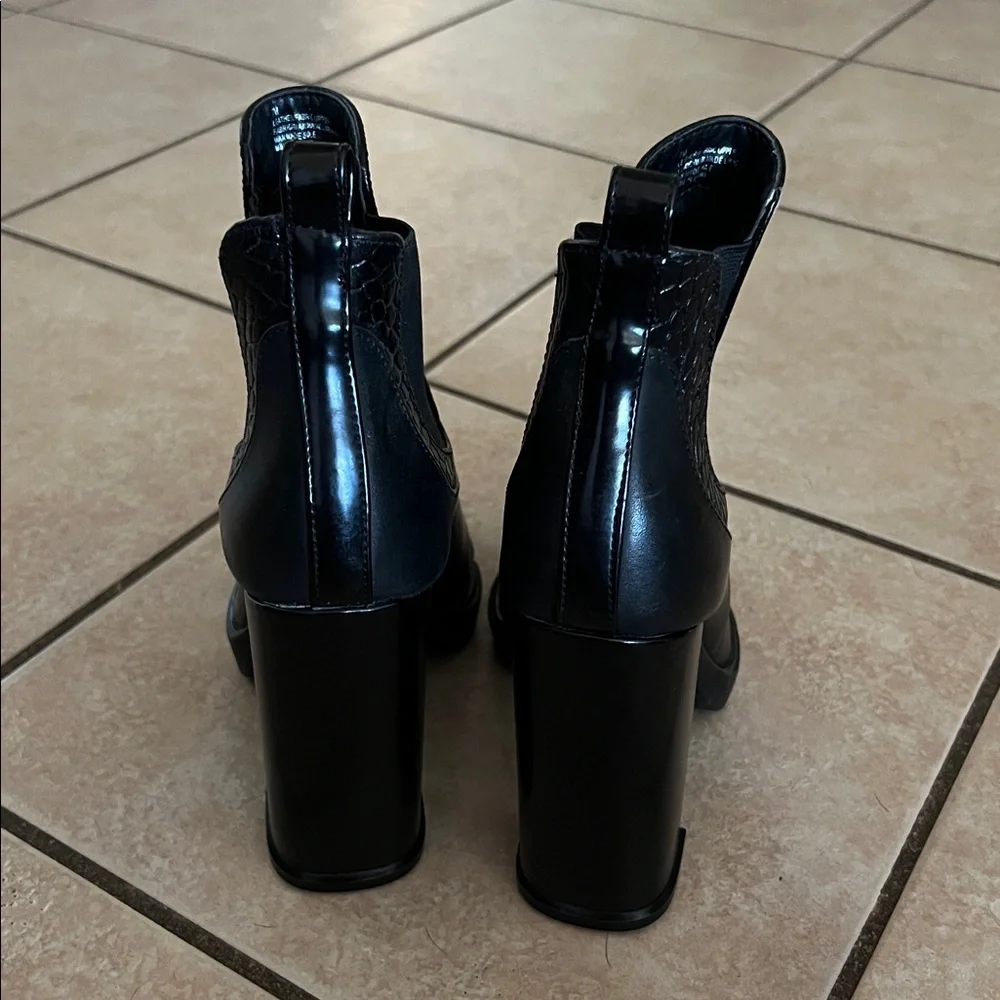 Like New! GB Gianni Bini Black Heeled Ankle Boots - Picture 6 of 9